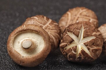 Jamur Shitake. Shiitake mushrooms (Lentinula edodes) are a type of mushroom that is popular in Asian cuisine.