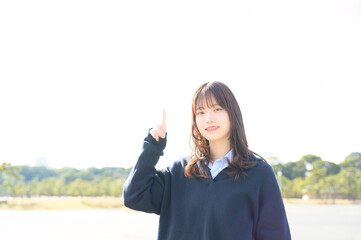 指をさす日本人女子高生