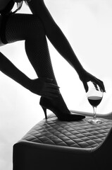pernas sensuais com taça de vinho 