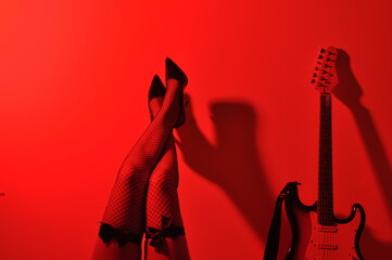 beldade mulher sexy quente com guitarra elétrica 
