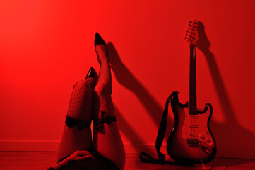 beldade mulher sexy quente com guitarra elétrica 