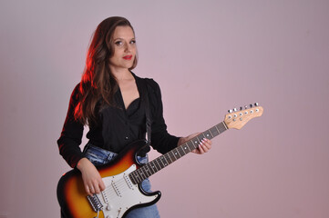 Fototapeta premium beldade mulher musico com guitarra elétrica 