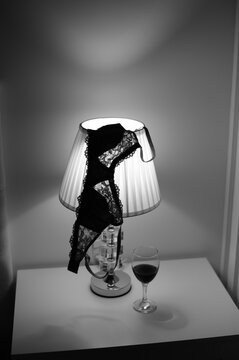 lingerie  sexy  em cima de abajur