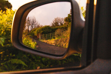 Paisaje reflejado en un espejo retrovisor.