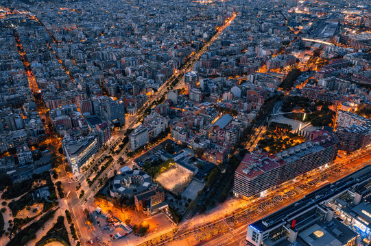 
Barcelona Urban Grid: Illuminated Streets and Residential Blocks at Dusk

An aerial view of Barcelona's Eixample district at dusk, showcasing its iconic grid pattern of illuminated streets and dense  - Powered by Adobe