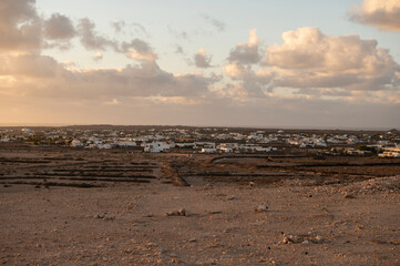 Vista elevada del pueblo de Lajares rodeado de paisaje árido, Fuerteventura
