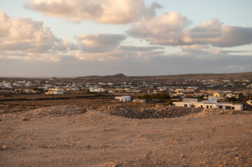 Vista elevada del pueblo de Lajares rodeado de paisaje árido, Fuerteventura