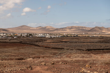 Vista elevada del pueblo de Lajares rodeado de paisaje árido, Fuerteventura