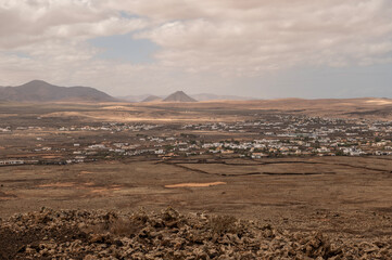 Vista elevada del pueblo de Lajares rodeado de paisaje árido, Fuerteventura