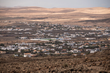 Vista elevada del pueblo de Lajares rodeado de paisaje árido, Fuerteventura