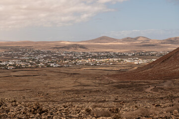 Vista elevada del pueblo de Lajares rodeado de paisaje árido, Fuerteventura