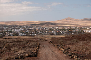 Vista elevada del pueblo de Lajares rodeado de paisaje árido, Fuerteventura