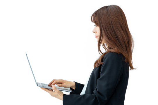 パソコンを持つ女性・ビジネスウーマン（背景透過PNG）