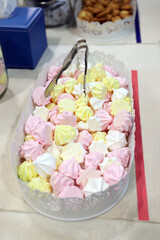 dulces y chuches de nubes de malvavisco esponjosos y de sabores en una fuente de vidrio en el...