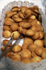 galletitas tradicionales de mantequilla artesanales y crujientes en el recipiente de la pastelería