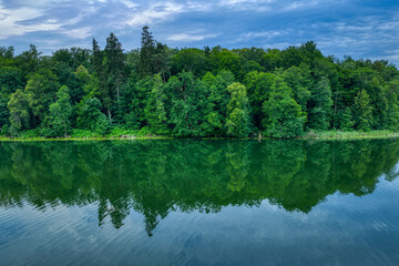 przyroda, woda, las,  spokojny pejzaż, sielankowy, dzika przyroda, czysta woda, rezerwat przyrody, 	fotografia krajobrazowa, bez ludzi, lato, natura, forest lake reflection, calm water mirror