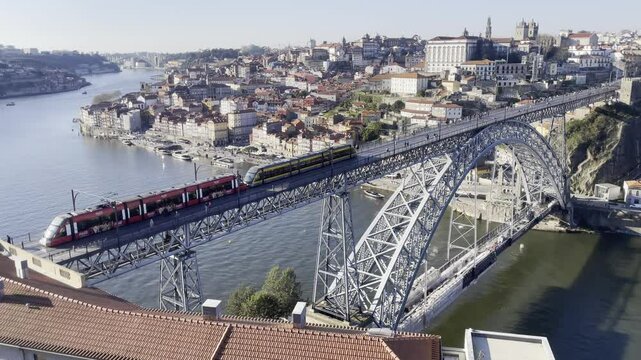 Ponte Lus I Bridge in porto, with people and trams crossing over. Porto, Portugal. Juni 15 2023.