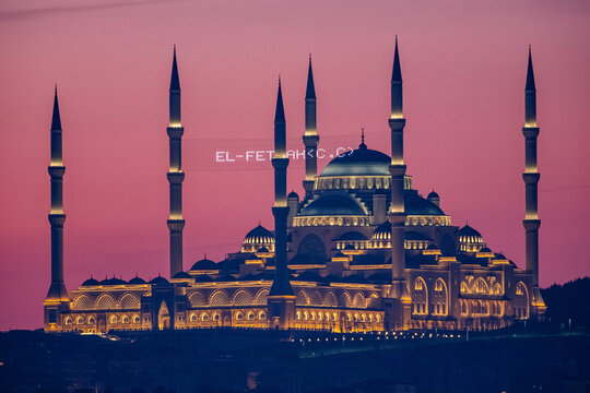 &Ccedil;amlıca Mosque Illuminated at Sunset During Ramadan. A breathtaking view of a grand mosque, beautifully illuminated against the backdrop of a vibrant sunset sky.