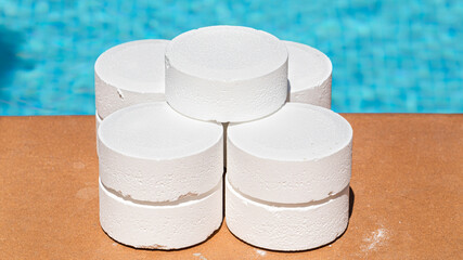 Chlorine disinfectant tablets for cleaning the pool