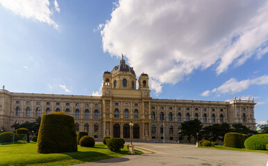 Obraz premium Natural History Museum building with garden view in Vienna, Austria