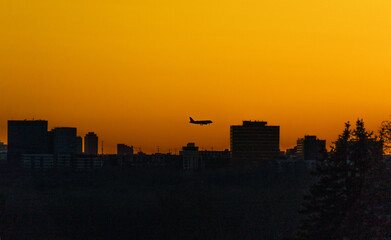 Una serie de aviones en hora azul y atardecer 