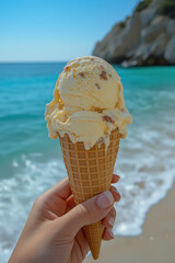 Cornets de glace artisanale en bord de mer sous le soleil estival, ambiance fraîche et gourmande