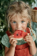 Enfant souriant mangeant une tranche de pastèque en été, moment joyeux et naturel en extérieur, scène estivale colorée avec diversité et expression authentique