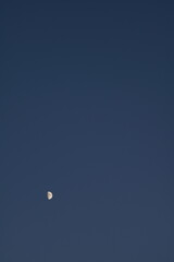 Abends am Himmel mit Mond in weiter Ferne