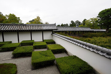 市松模様に刈り込まれた庭木が美しい東福寺本坊庭園