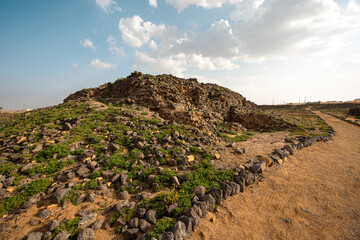 Obraz premium Mound at Fayd Historical city