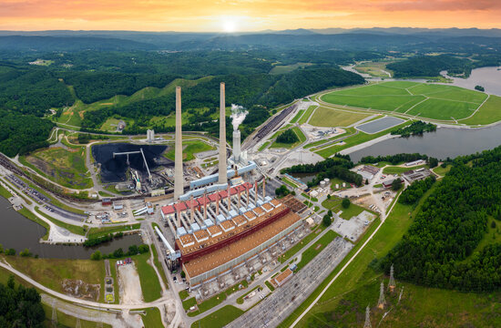 Coal run power station in Kingston, Tennessee. Major coal-fired power plant producing electricity. Fossil fuel usage for energy production