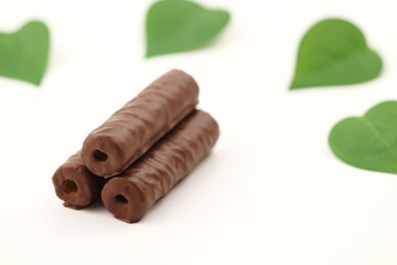 白背景に映える、濃厚チョコレートバー