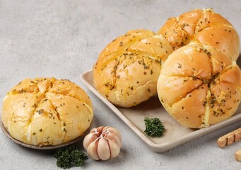 Korean garlic cheese bread is bread mixed with cheese and onions so it tastes delicious