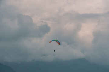 ChatGPT의 말:
Colorful paragliding over lush green hills and rice fields in Vietnam Sapa for travel, adventure, sport and landscape concepts, 베트남 사파의 푸른 언덕과 논 위를 나는 다채로운 패러글라이딩 여행, 모험, 스포츠, 풍경 콘셉트 활용