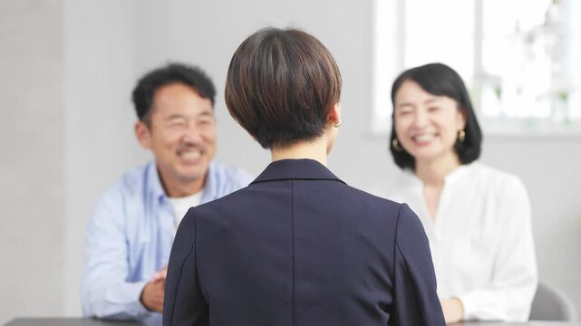 熟年夫婦と保険外交員　ビジネスイメージ