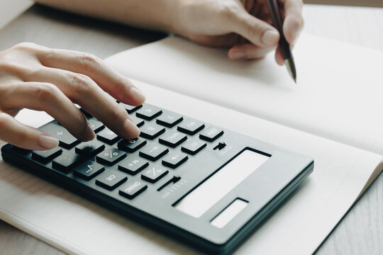 黒い計算機で計算をする女性の手元　家計　経理　見積り　予算　費用　節約