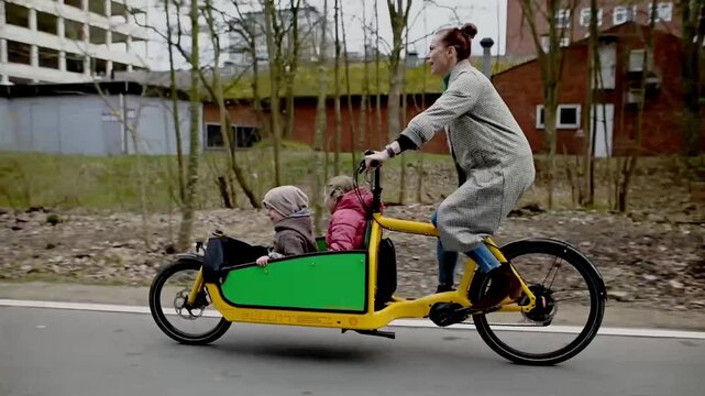 urban family ride with cargo bike 
