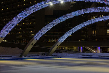 Obraz premium White garlands on the arches above the ice arena.
