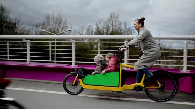 urban family ride with cargo bike 