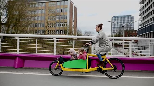 urban family ride with cargo bike 
