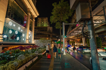 Fototapeta premium Evening walk in Bangkok city