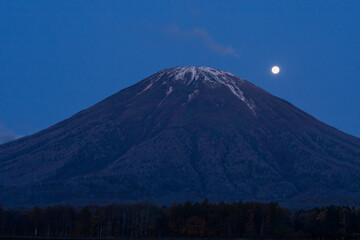 Fototapeta premium Mt. Yotei and the moon at dawn