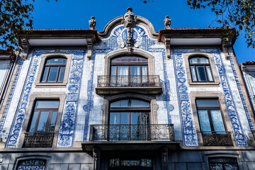 Obraz premium Front view of an Art Nouveau building in Porto, covered with blue and white tiles and glass sculptures