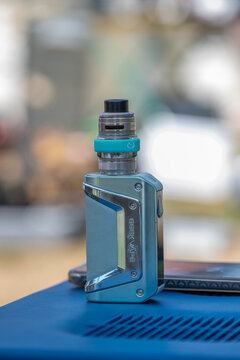 cigarette &eacute;lectronique bleu de grande taille