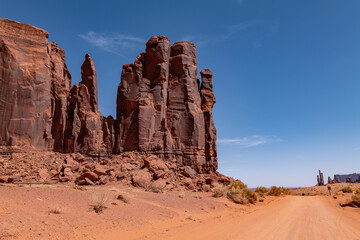 Fototapeta premium Pinnacle of Rain God Mesa is a summit in Navajo County, Arizona, United States. hinarump Conglamerate、Moenkopi Formation、De Chelly Sandstone with Organ Rock Formation / Shale. Desert varnish