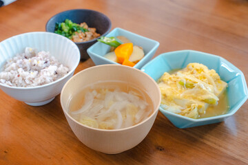 Healthy Japanese Breakfast with Tofu Egg Dish and Multigrain Rice / 豆腐の卵とじと雑穀米の健康的な朝食
