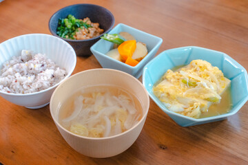 Healthy Japanese Breakfast with Tofu Egg Dish and Multigrain Rice / 豆腐の卵とじと雑穀米の健康的な朝食
