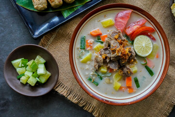 Soto Betawi is a traditional food from Jakarta, consisting of a mixture of coconut milk and milk sauce, meat, offal, carrots, potatoes, lime and spices.
