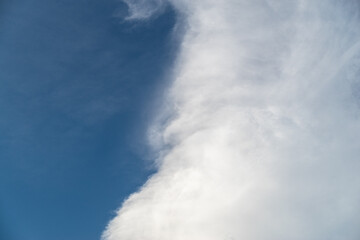 見上げると綺麗な青い空	
