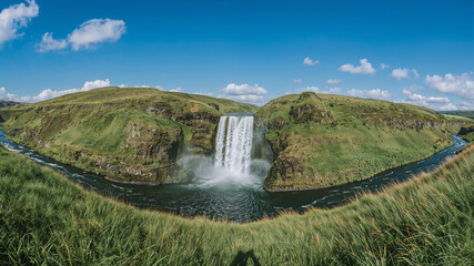 Fototapeta premium Palouse falls plunging into the river in a sunny day